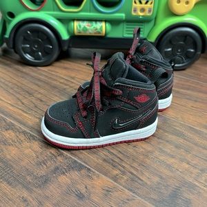 Air Jordan 1 mid come fly with me size 4c